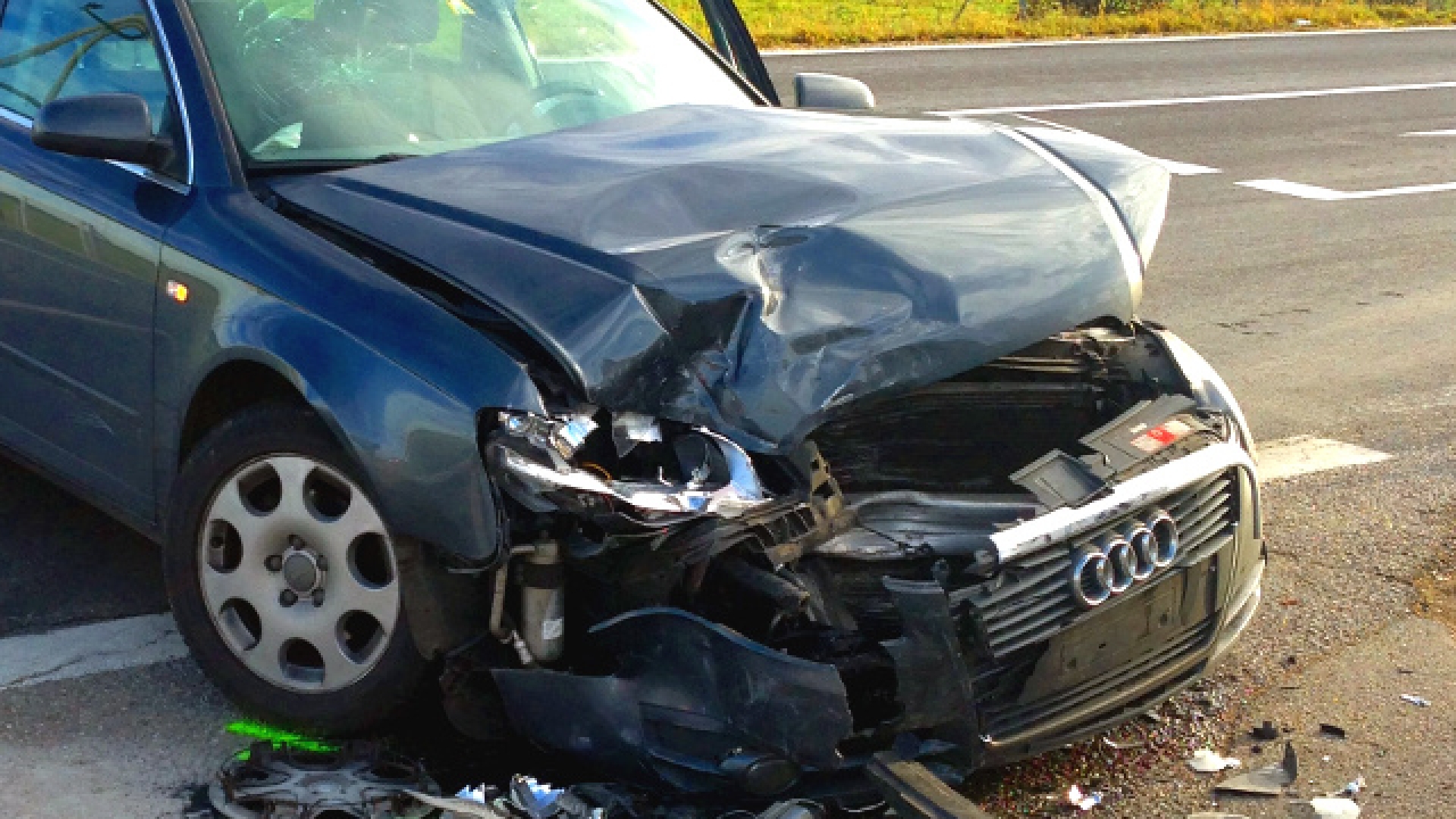 Aufräumarbeiten nach Verkehrsunfall