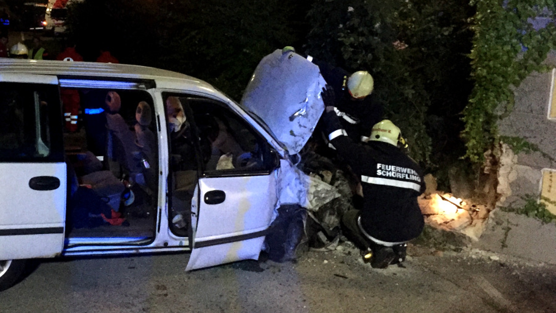 Aufräumarbeiten nach Verkehrsunfall