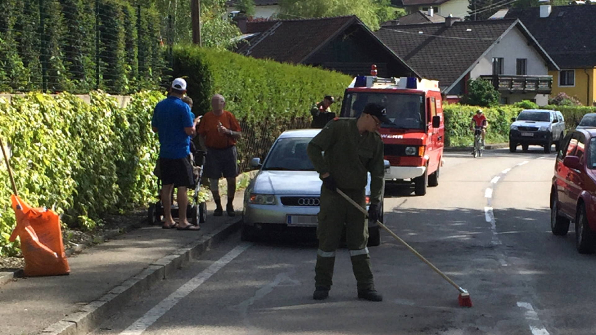 Aufräumarbeiten nach Verkehrsunfall