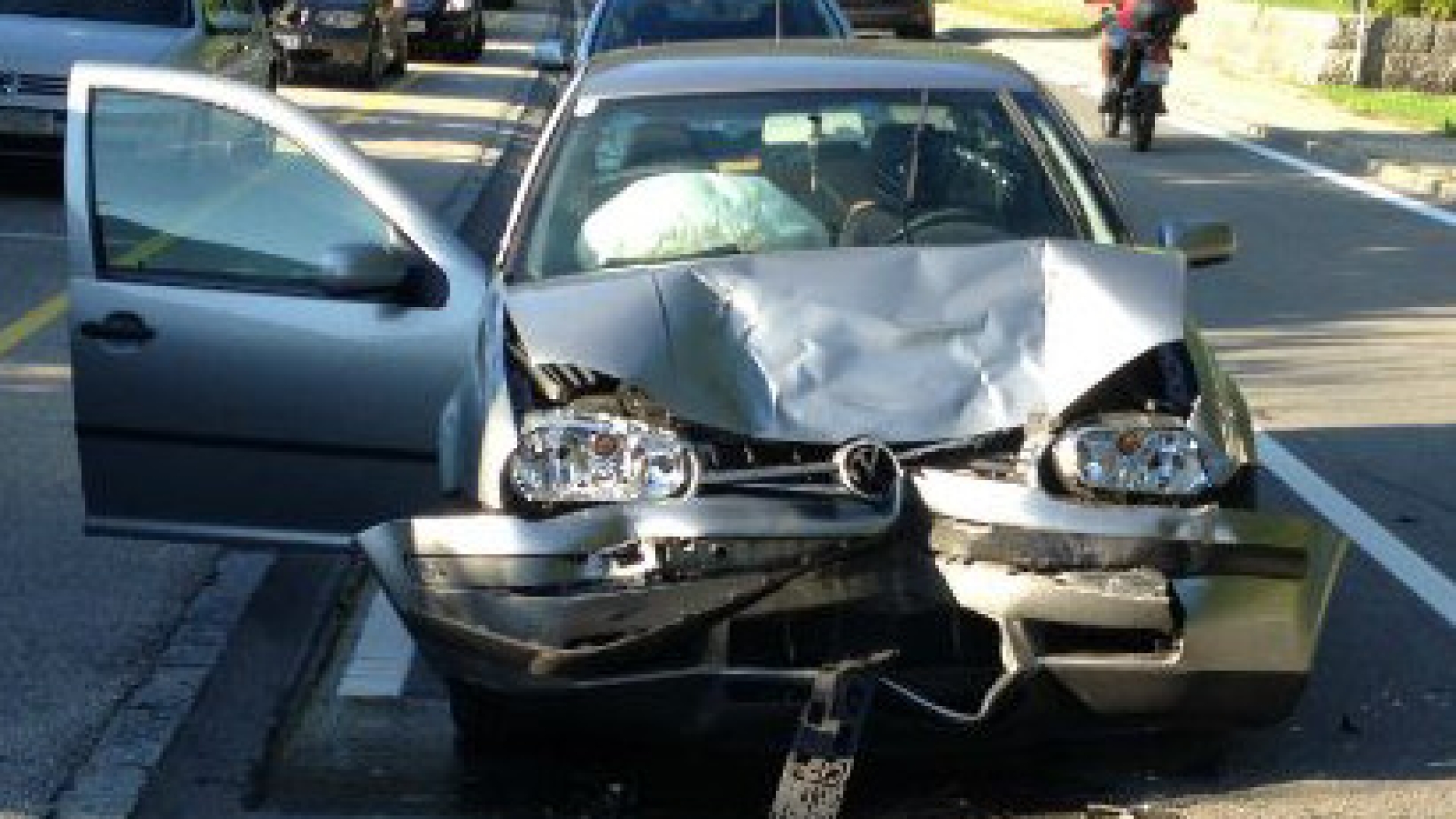 Aufräumarbeiten nach Verkehrsunfall