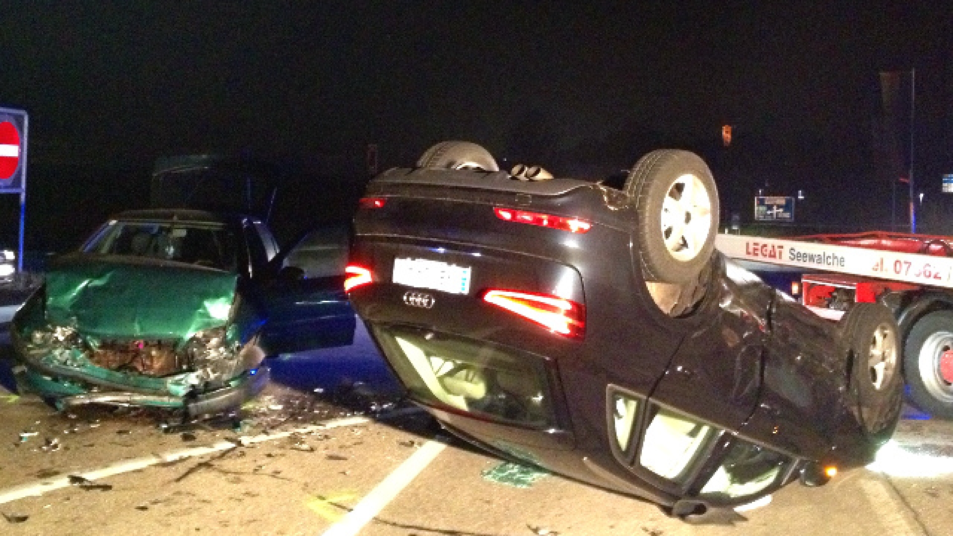 Aufräumarbeiten nach Verkehrsunfall