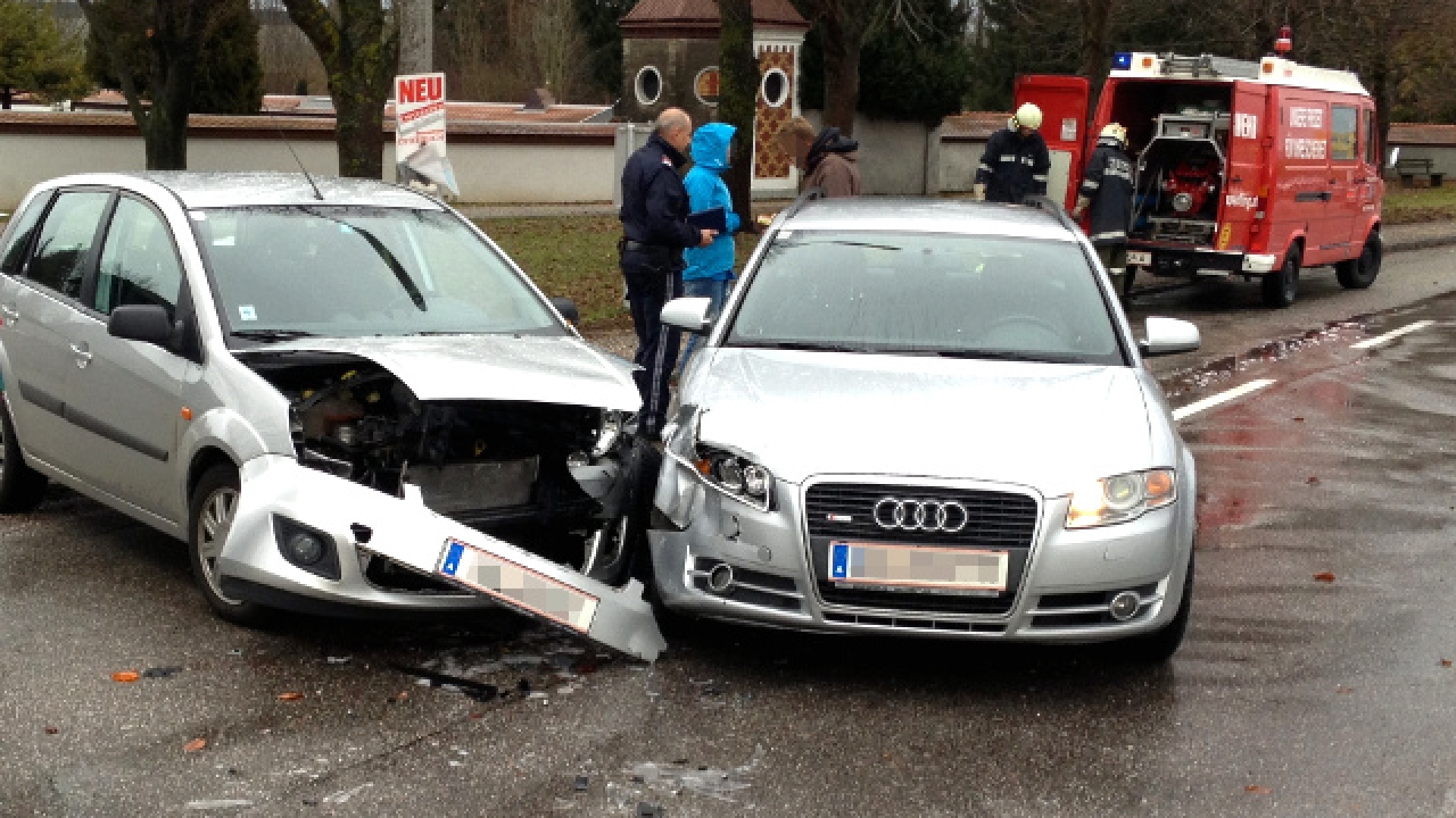 Aufräumarbeiten nach Verkehrsunfall