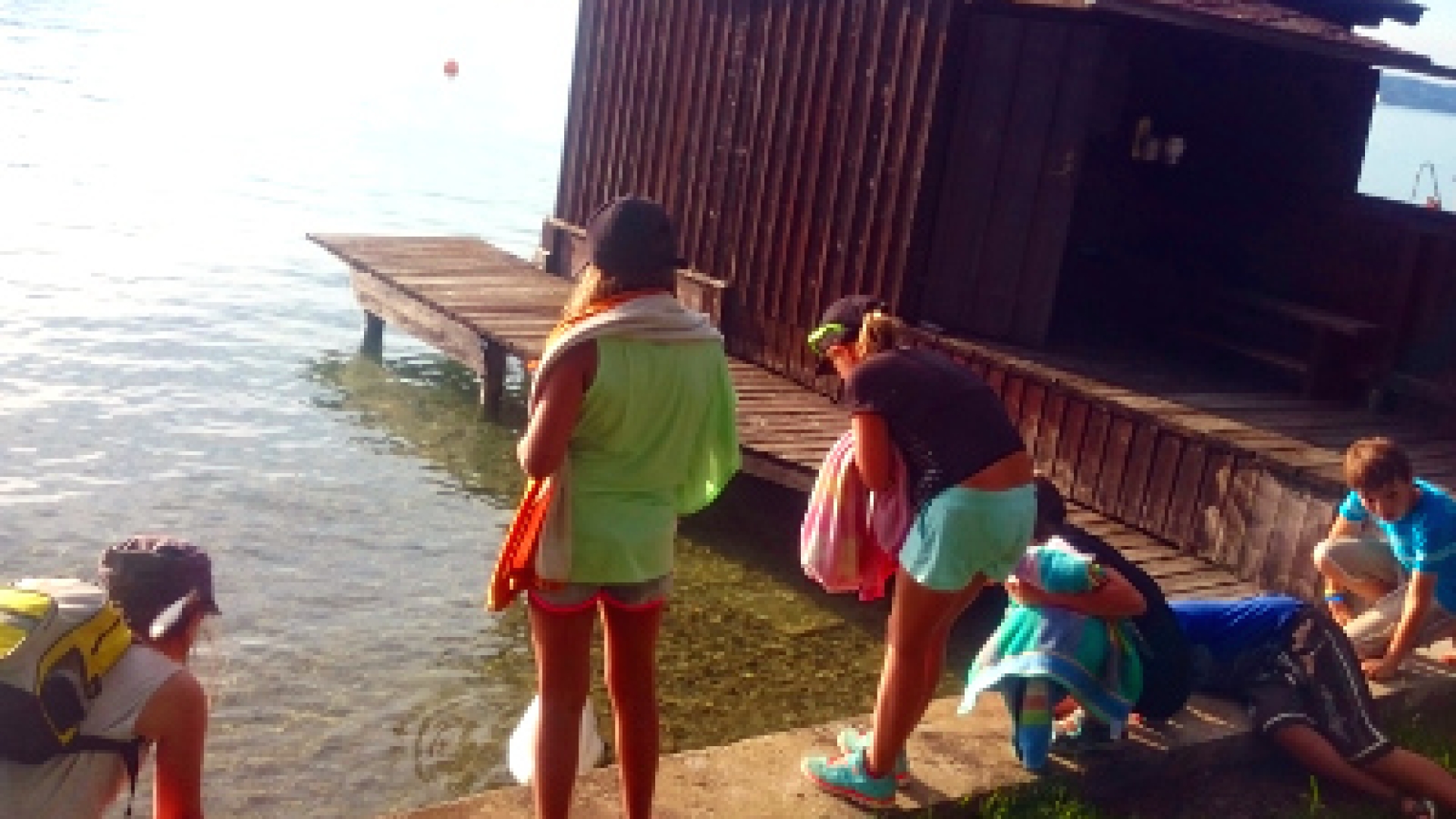 Jugendgruppe zum Baden in den See