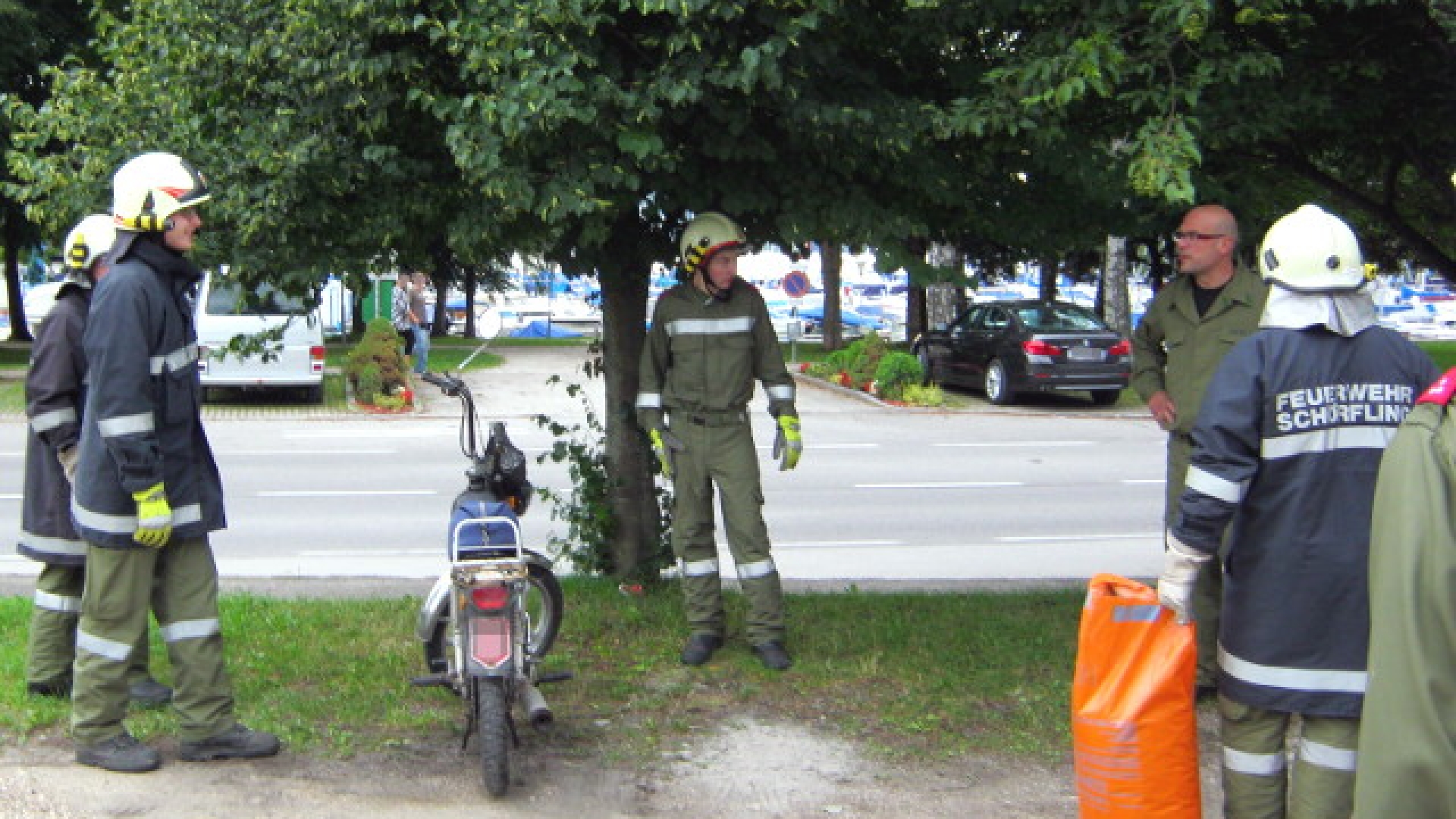Ölaustritt am Parkplatz der Polizei Schörfling