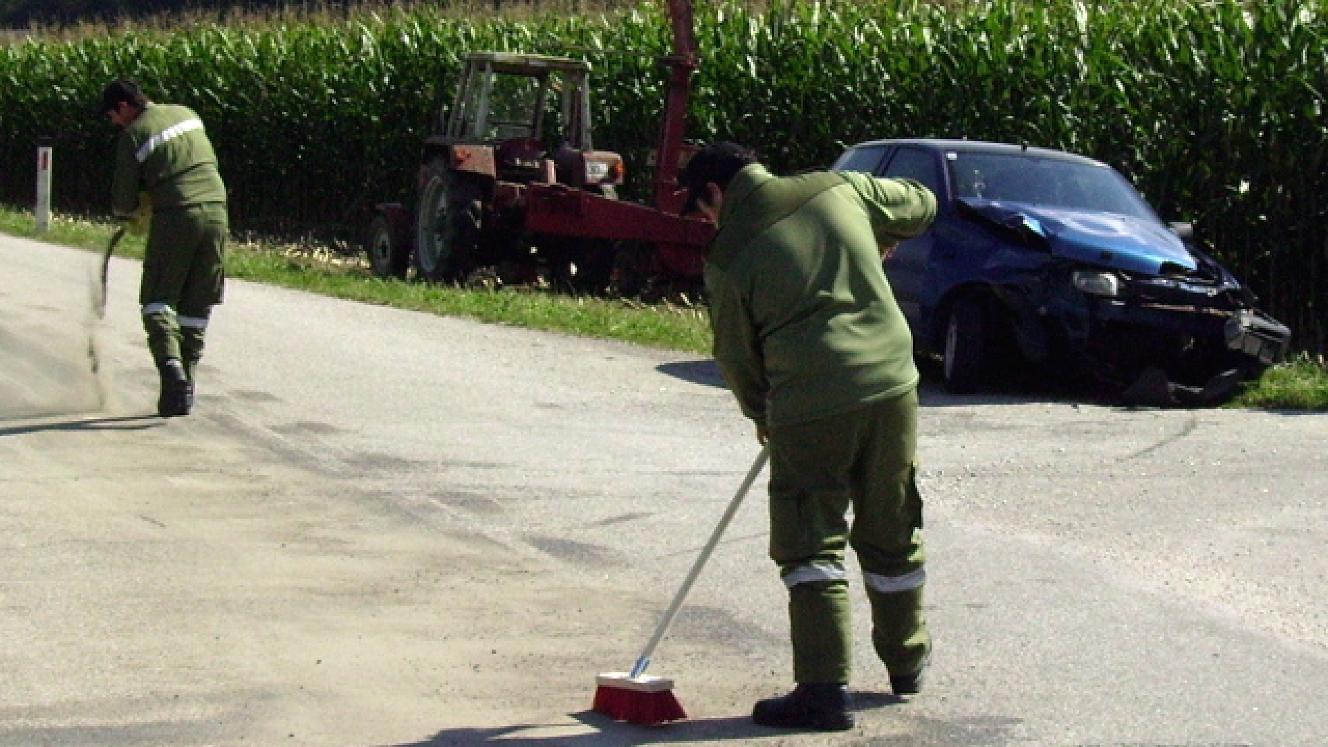 Aufräumarbeiten nach Verkehrsunfall