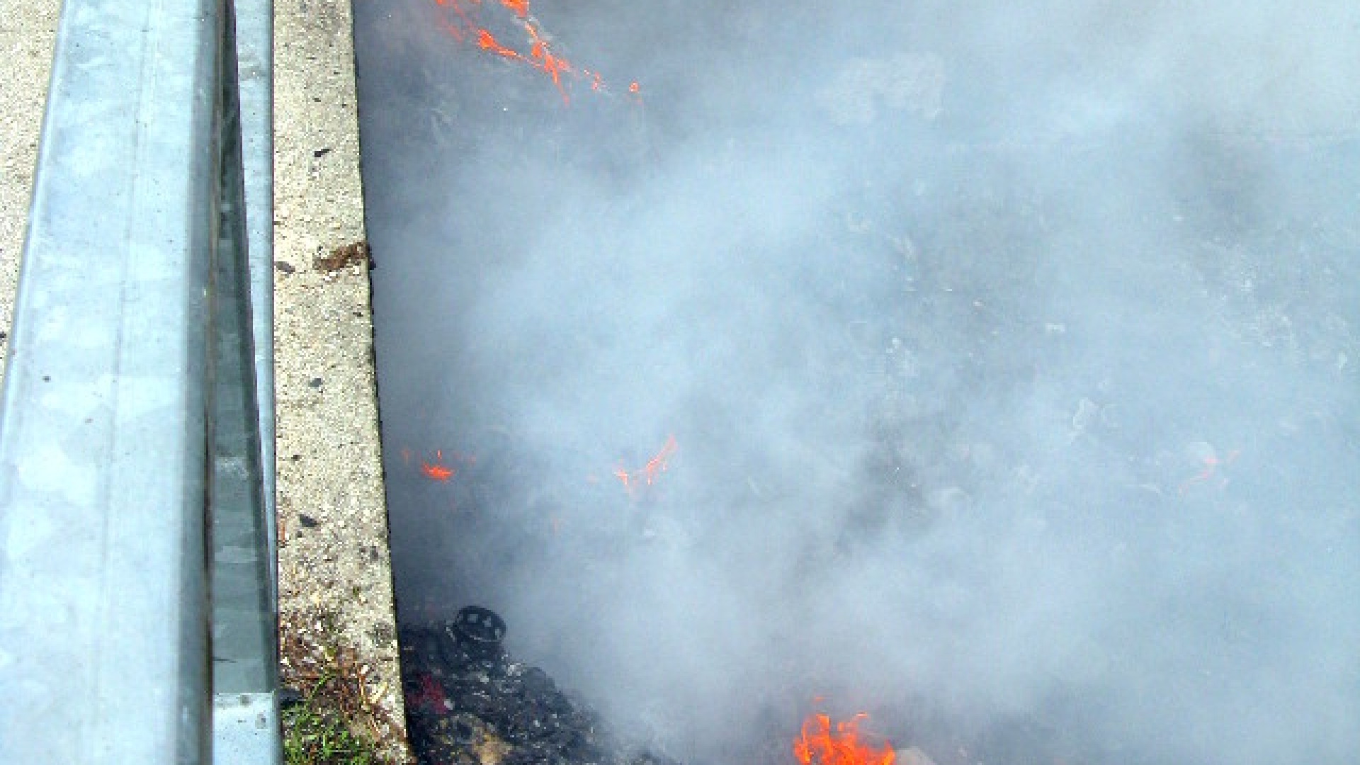 Müllsammelstelle in Brand geraten