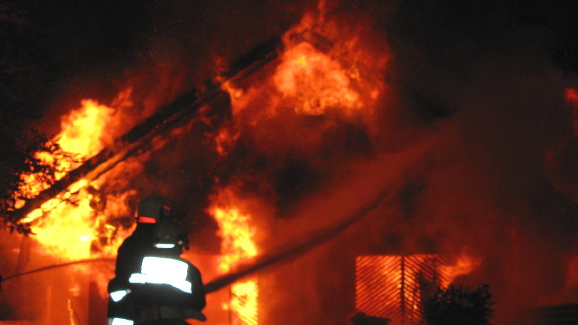 Nebengebäude im Vollbrand