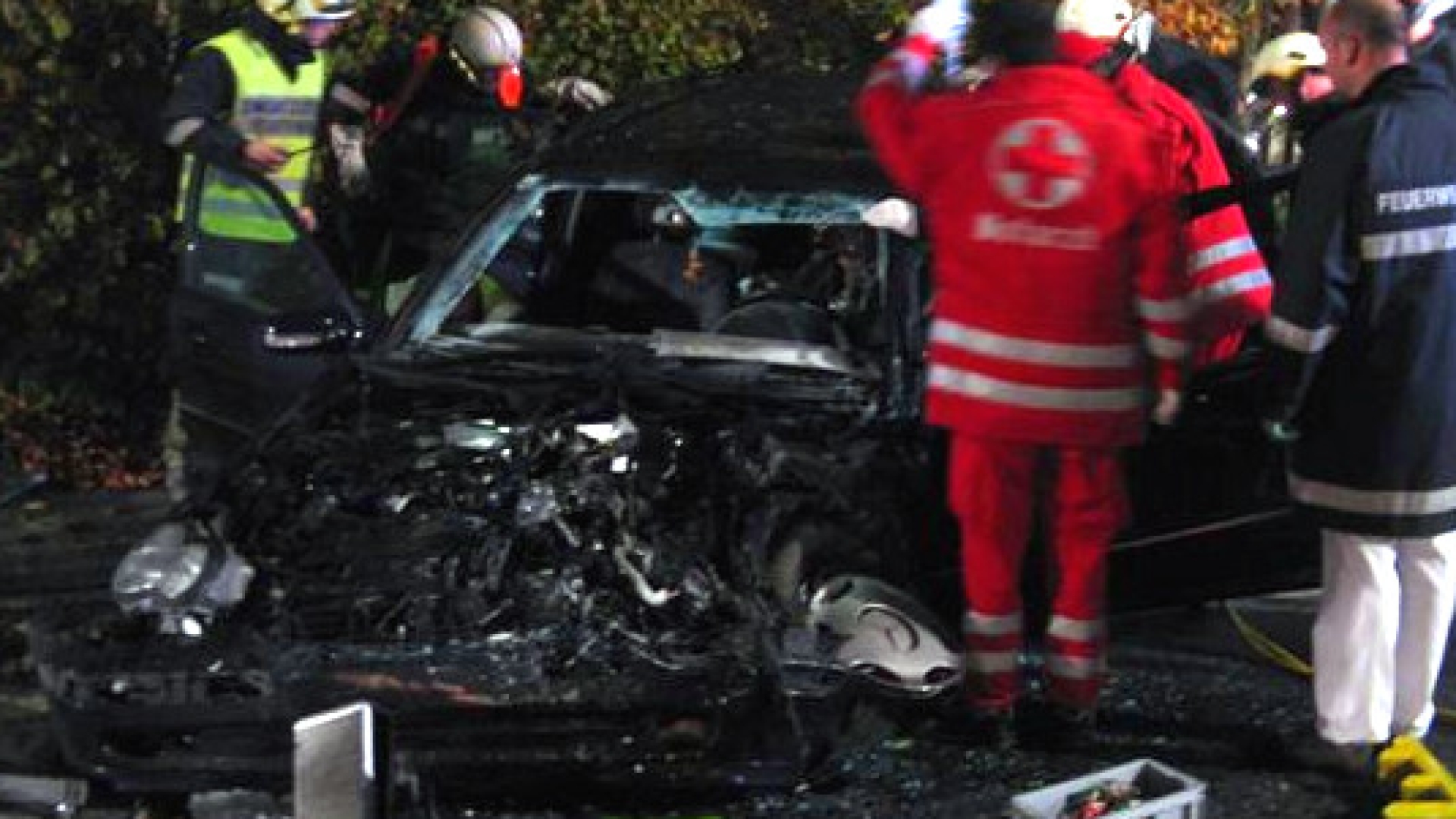 Bus prallte gegen Auto