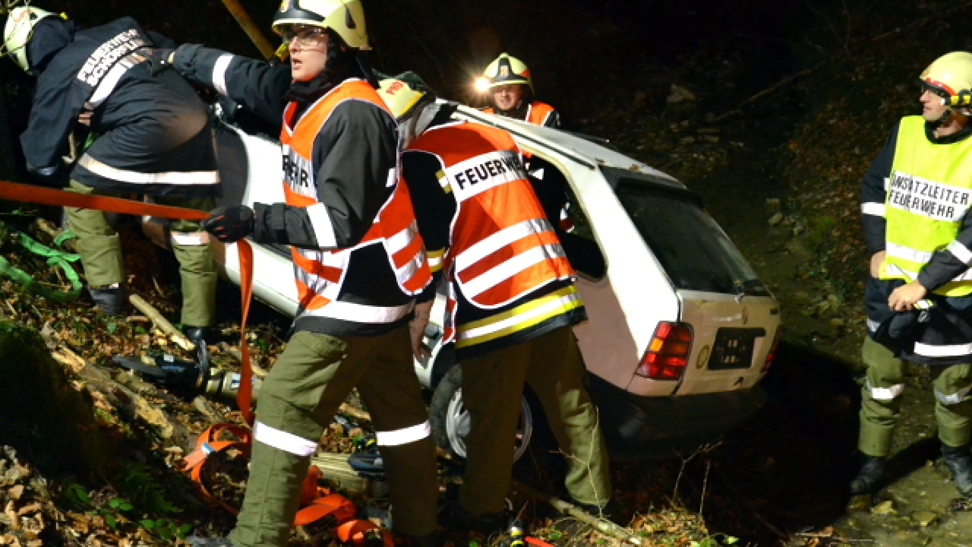 Verkehrsunfall mit eingeklemmter Person