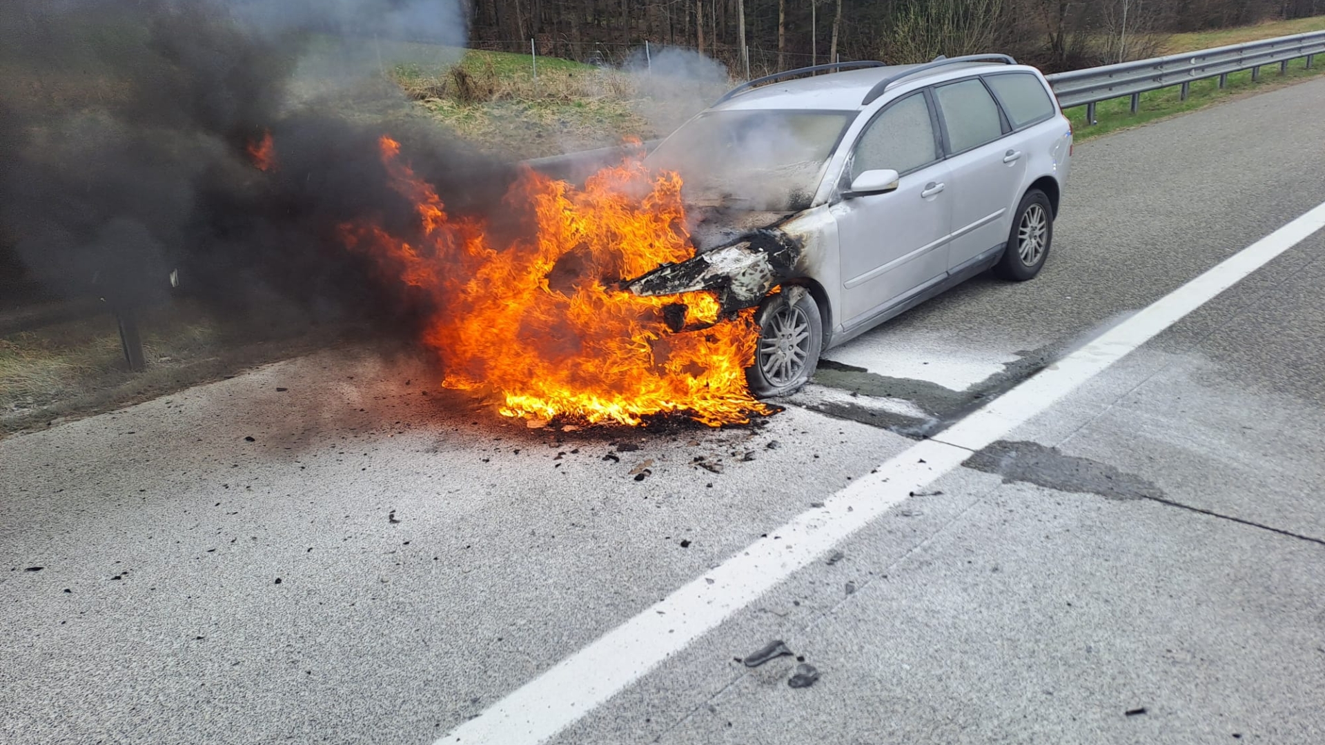 PKW Brand auf der Autobahn