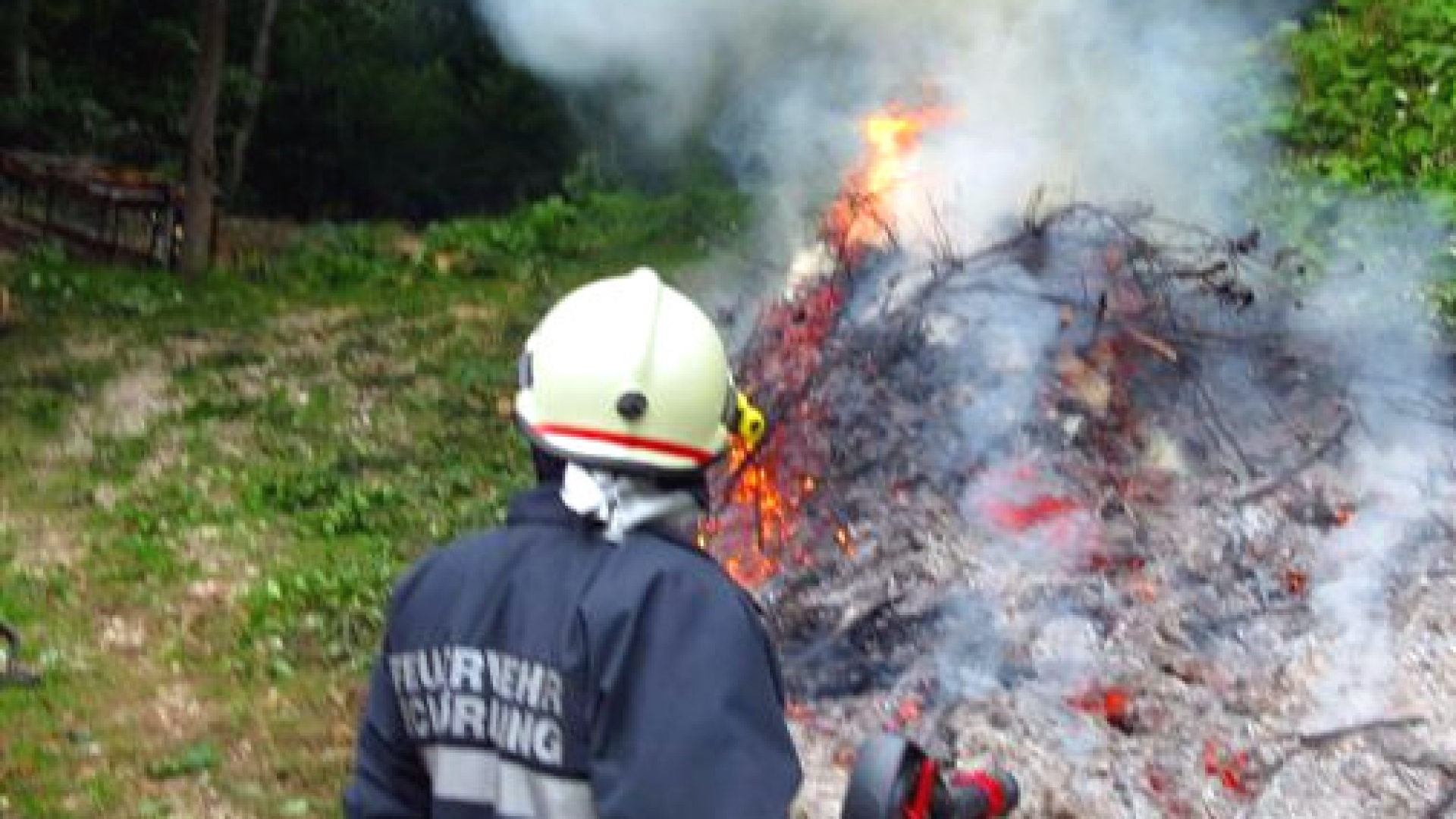 Starke Rauchentwicklung im Wald
