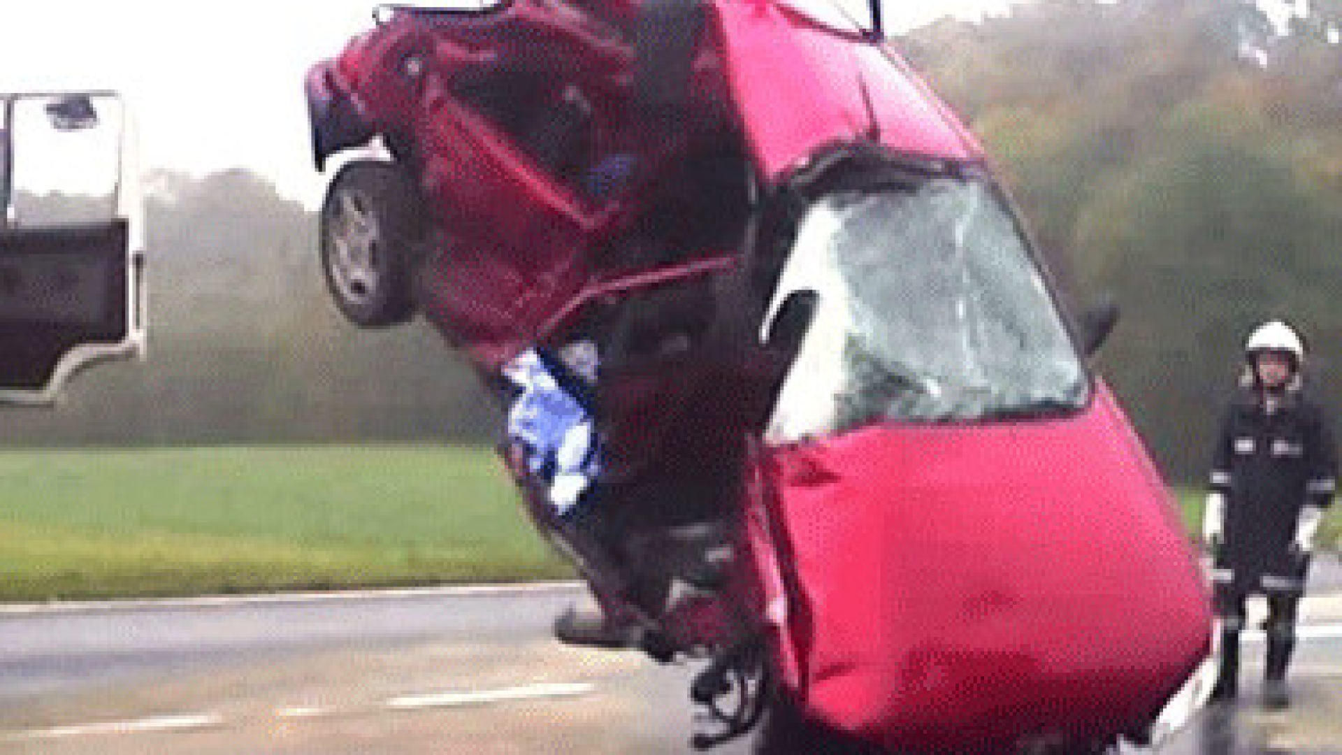 Verkehrsunfall mit eingeklemmter Person