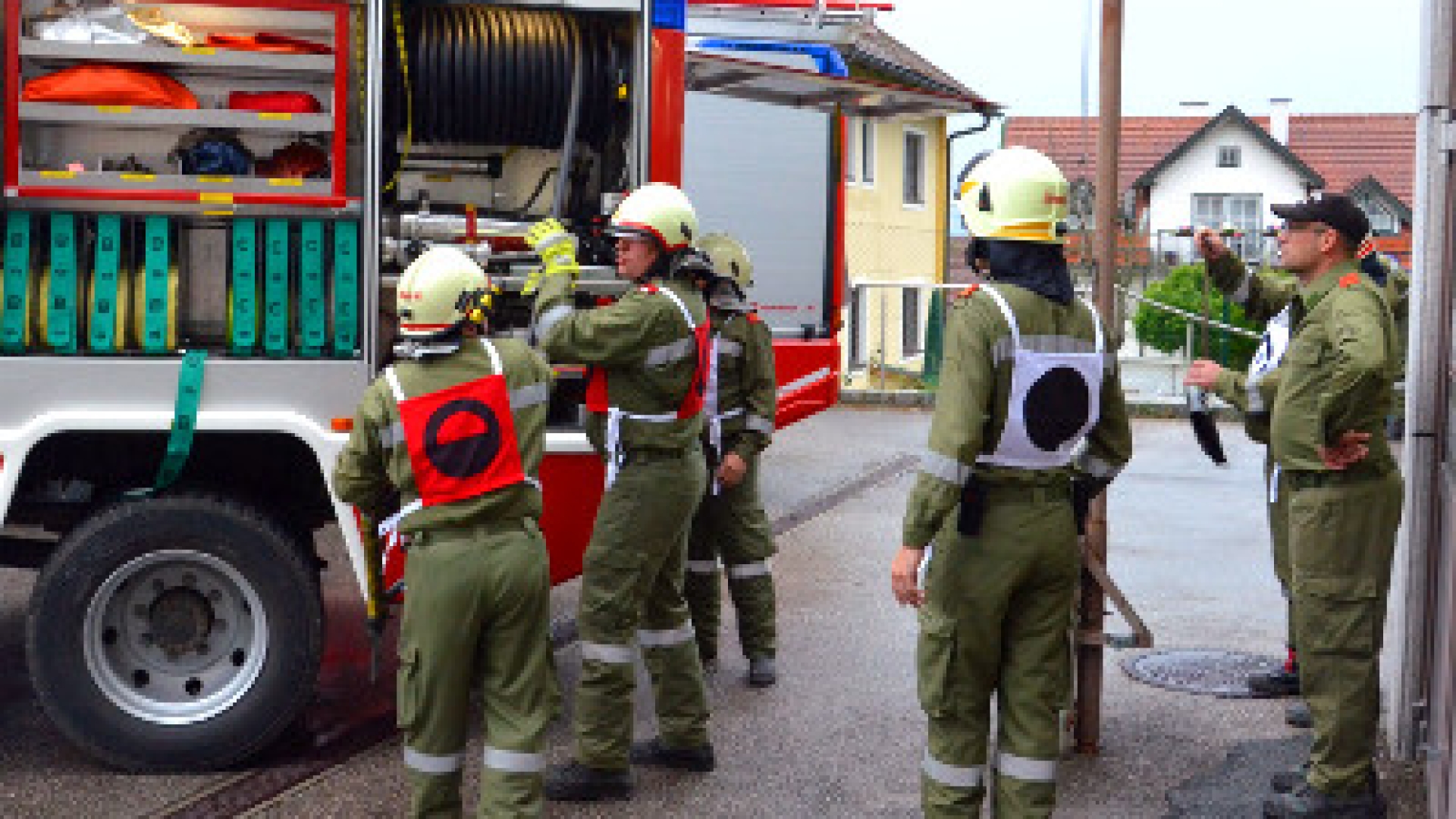 Gruppe im Löscheinsatz