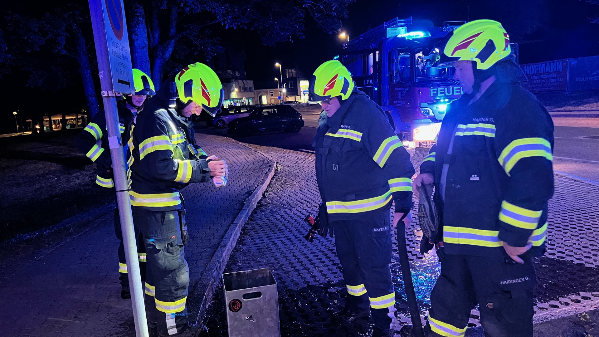 Brand eines Mistkübel in der Marina